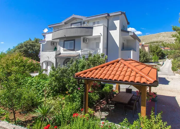 Apartman Apartment Apartmani Vesna Grebastica By Interhome